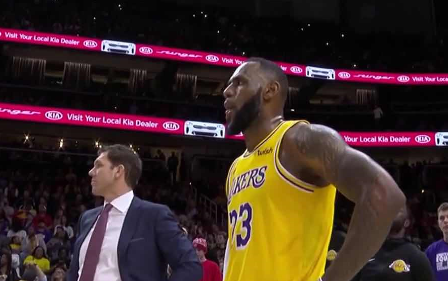 关于蒂姆连续十场比赛得分超过赛况扑朔迷离，湖人挑战极限！的信息