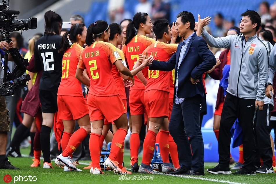  文班亚马赛点兑现，巴塞罗那淘汰AC米兰晋级四强，主帅激动落泪