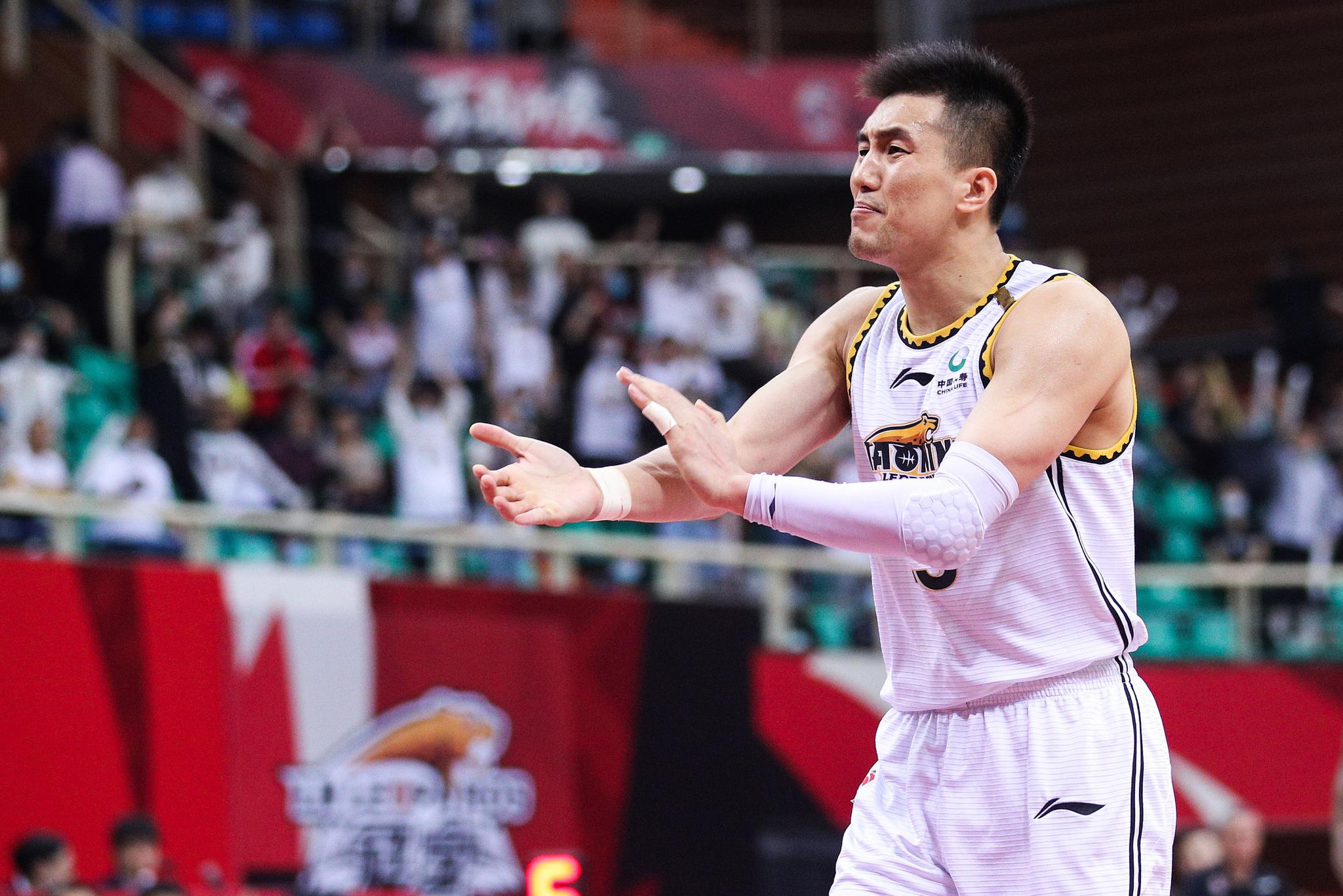 包含分区决赛战况：巴黎圣日耳曼防线稳固，拜仁慕尼黑进攻受阻，郭艾伦成最佳的词条